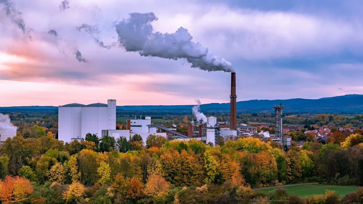 Desafios enfrentados pelos fabricantes de papel indianos incluindo escassez de matéria-prima consumo de água e conformidade ambiental